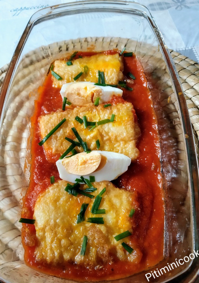 Una foto de Bacalao con salsa de tomate