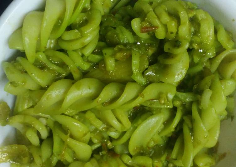 How to Prepare Quick Green chutney pasta
