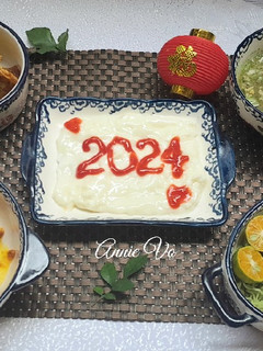 Hình của món Chào 2024 với các món ăn vặt.