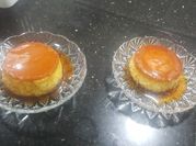 Une photo de flan caramel