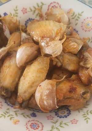 Una foto de Alitas de pollo al ajillo