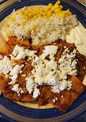 Una foto de Chilaquiles rojos a mi estilo
