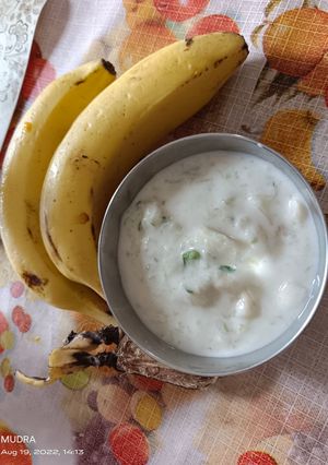 કેળા કાકડી રાઇતું (Banana Cucumber Raita Recipe In Gujarati) રેસીપી મુખ્ય ફોટો