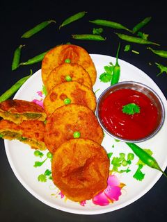 हरे मटर की खस्ता कचौड़ी (Hare matar ki khasta kachori recipe in hindi) रेसिपी मुख्य फोटो