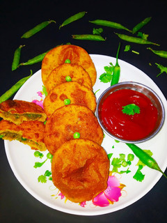 हरे मटर की खस्ता कचौड़ी (Hare matar ki khasta kachori recipe in hindi) रेसिपी मुख्य फोटो