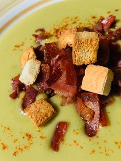 Una foto de Crema de guisantes con jamoncito crujiente y picatostes
