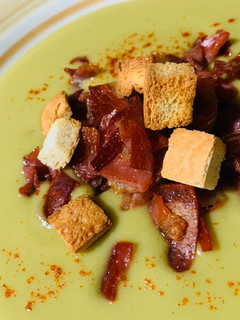 Una foto de Crema de guisantes con jamoncito crujiente y picatostes