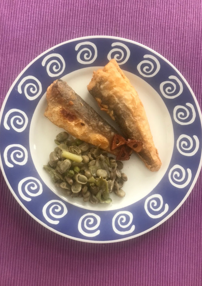 Una foto de Merluza frita con verduritas