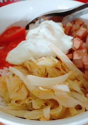 Hình của món Cơm trộn xúc xích.