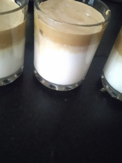 દાલગોના કોફી (Dalgona Coffee Recipe In Gujarati) રેસીપી મુખ્ય ફોટો