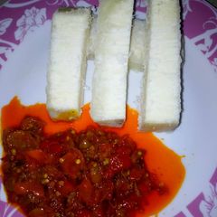 A picture of Boiled yam with sauce.