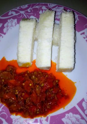 A picture of Boiled yam with sauce.