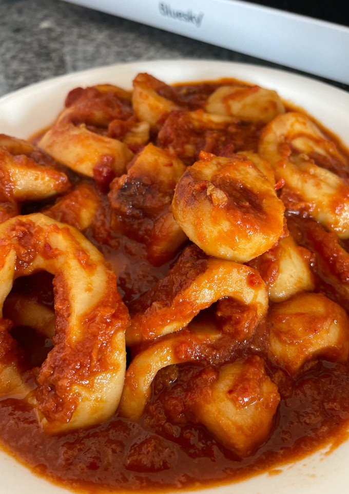Una foto de Calamares en salsa de tomate. Olla GM