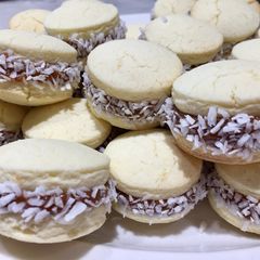 A picture of Norali’s Famous Alfajores.