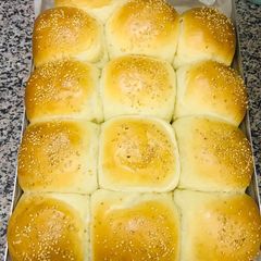 A picture of Soft and fluffy dinner roll buns.