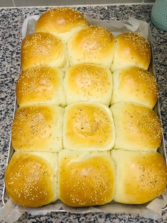 A picture of Soft and fluffy dinner roll buns.