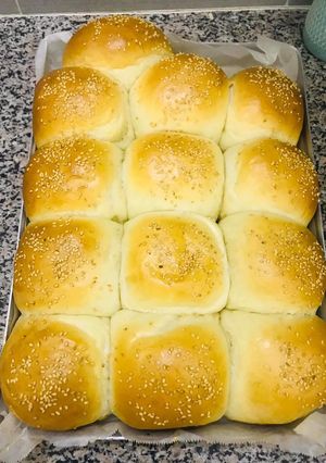 A picture of Soft and fluffy dinner roll buns.