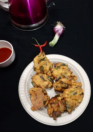 পেঁয়াজ কলির পকোড়া(peyaj kolir pokora recipe in Bengali) রেসিপির প্রধান ছবি