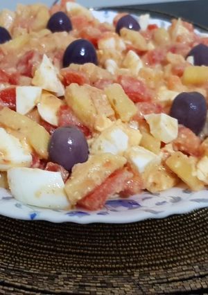 صورة لوصفة سلطة الطماطم مع البيض المسلوق والبطاطس 🍅🥚🍟