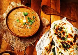 दाल मखानी और बटर नान (dal makhani aur butter naan recipe in Hindi)