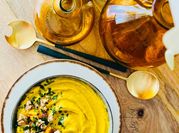 Una foto de hummus con frutas