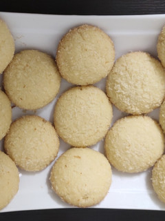 தேங்காய் குக்கீஸ் (Cocount cookies) செய்முறை முக்கிய புகைப்படம்