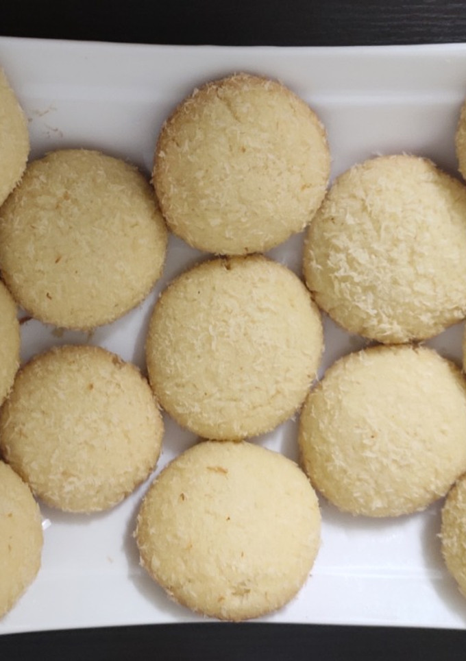 தேங்காய் குக்கீஸ் (Cocount cookies) செய்முறை முக்கிய புகைப்படம்