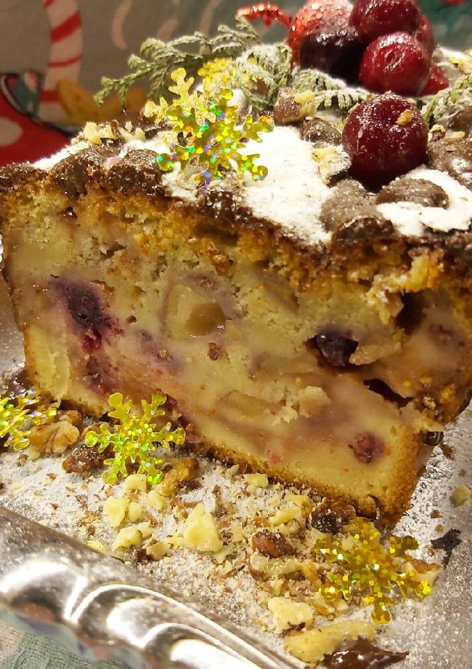 Ніжний кекс з яблуками та ягідним асорті