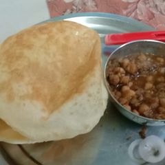 A picture of Bhature.