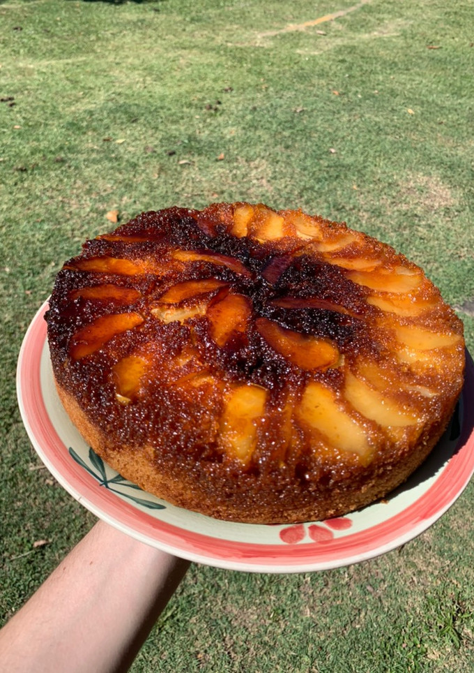 Una foto de Torta invertida de manzanas y peras