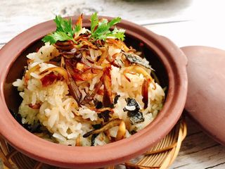 Cơm chiên nấm rong biển (cơm chiên cá mặn chay)