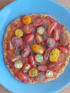Una foto de Pizza con base de coliflor