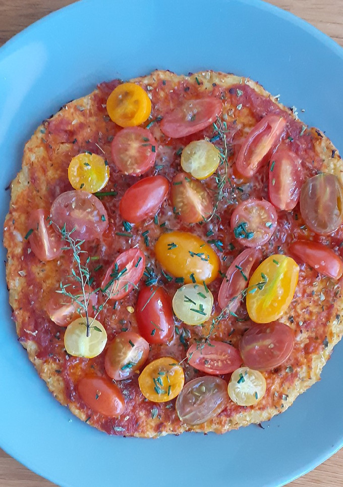 Una foto de Pizza con base de coliflor