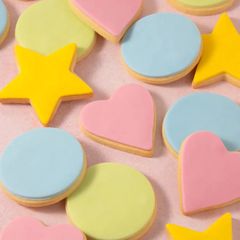A picture of Fondant Iced Biscuits.