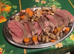 Une photo de Rôti de sanglier au lard et vin rouge (marinade maison au cognac, aromates et légumes)