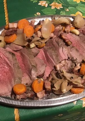 Une photo de Rôti de sanglier au lard et vin rouge (marinade maison au cognac, aromates et légumes)