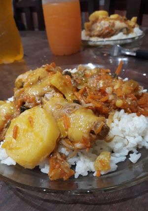 Una foto de Pollo con arroz y verduras 🥘