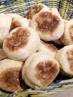 Una foto de English muffins o pancitos a la sartén