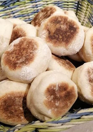 Una foto de English muffins o pancitos a la sartén