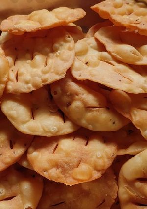 મેંદા ની જીરા પૂરી (MaidaJeera Poori Recipe In Gujarati) રેસીપી મુખ્ય ફોટો