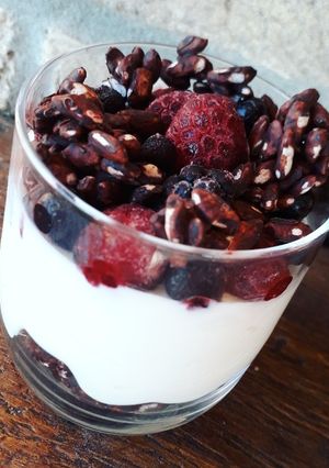 Foto di Colazione fit - Riso soffiato al cioccolato con yogurt e frutta