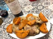 Una foto di sovracosce di pollo patate