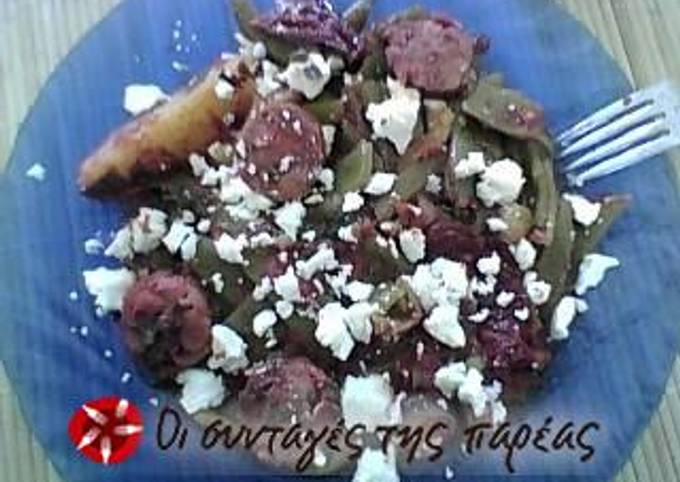 κύρια φωτογραφία συνταγής Φασολάκια με λουκάνικα, λιαστές ντομάτες και φέτα
