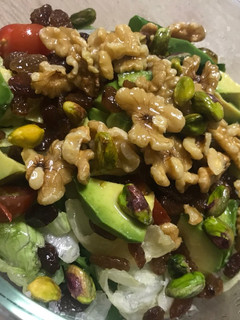 Una foto de Ensalada de frutos secos y aguacate 🥑