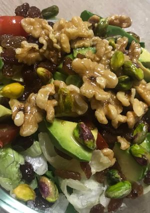 Una foto de Ensalada de frutos secos y aguacate 🥑