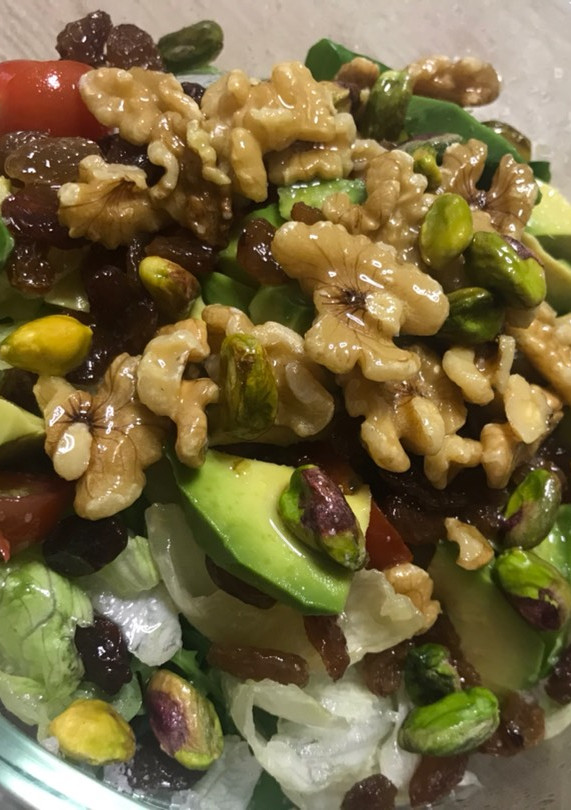 Una foto de Ensalada de frutos secos y aguacate 🥑