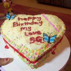 A picture of Butter cream icing.