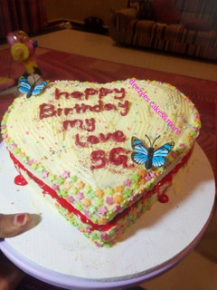 A picture of Butter cream icing.