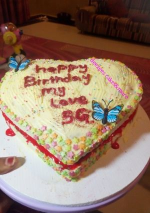 A picture of Butter cream icing.