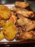 Alitas de pollo con patatas cocidas al grill